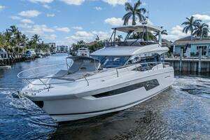 2021 Prestige 520 Flybridge thumbnail 1