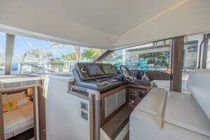 2021 Prestige 520 Flybridge thumbnail 32