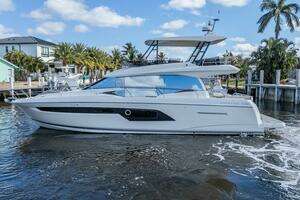 2021 Prestige 520 Flybridge thumbnail 2