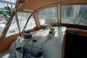 1990 Ericson 38-200 thumbnail 5