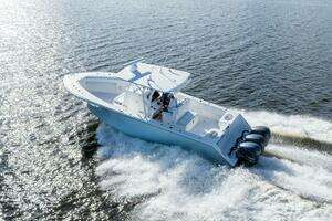 2018 SeaHunter 33 Center Console thumbnail 1