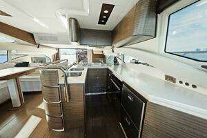 2017 Azimut 60 Flybridge thumbnail 12