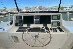 2005 Offshore Yachts thumbnail 16
