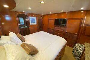2005 Offshore Yachts thumbnail 23