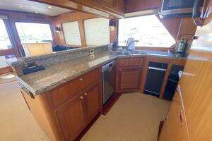 2005 Offshore Yachts thumbnail 9