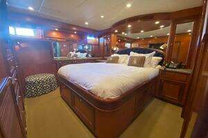 2005 Offshore Yachts thumbnail 22