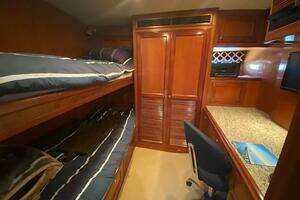 2005 Offshore Yachts thumbnail 25