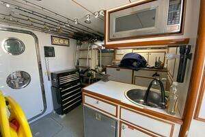 2005 Offshore Yachts thumbnail 30