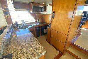 2005 Offshore Yachts thumbnail 8