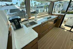 2025 Tiara Yachts EX 60 thumbnail 13