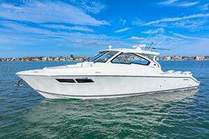 Conspirasea 2021 Pursuit DC 365 Yacht For Sale in Saint Petersburg 