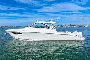 Conspirasea 2021 Pursuit DC 365 Yacht For Sale in Saint Petersburg 
