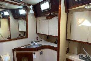 1985 Endeavour 42 thumbnail 35