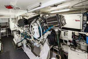 2008 Hatteras 64 Enclosed Bridge thumbnail 65