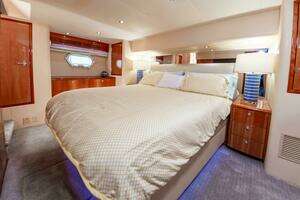 2008 Hatteras 64 Enclosed Bridge thumbnail 47