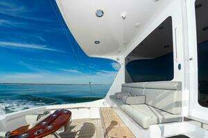 2008 Hatteras 64 Enclosed Bridge thumbnail 32