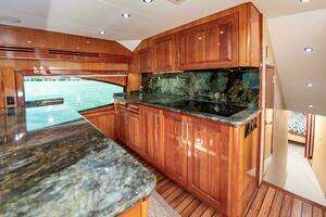 2008 Hatteras 64 Enclosed Bridge thumbnail 40