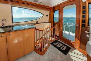 2008 Hatteras 64 Enclosed Bridge thumbnail 21