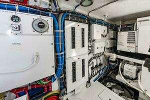 2008 Hatteras 64 Enclosed Bridge thumbnail 71