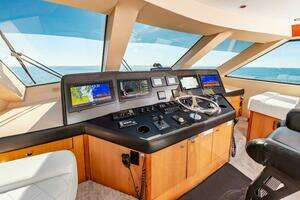 2008 Hatteras 64 Enclosed Bridge thumbnail 17