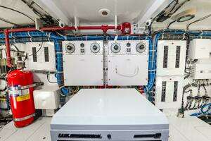 2008 Hatteras 64 Enclosed Bridge thumbnail 70