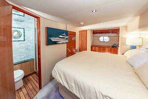 2008 Hatteras 64 Enclosed Bridge thumbnail 45