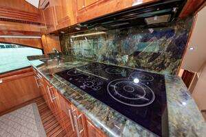 2008 Hatteras 64 Enclosed Bridge thumbnail 41