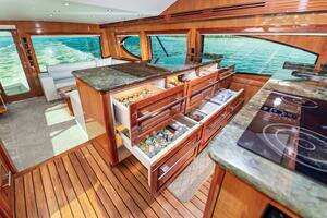 2008 Hatteras 64 Enclosed Bridge thumbnail 43