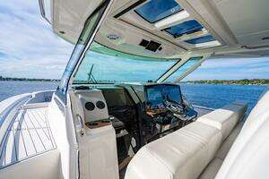 2022 Tiara Yachts 43 LS thumbnail 58