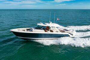 2022 Tiara Yachts 43 LS thumbnail 9
