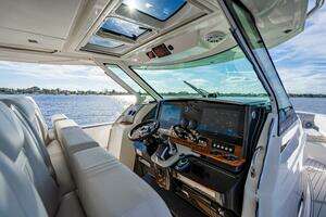2022 Tiara Yachts 43 LS thumbnail 61