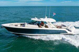 2022 Tiara Yachts 43 LS thumbnail 10