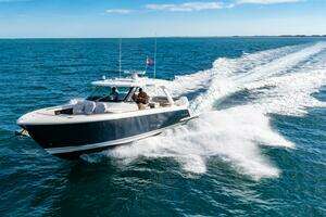 2022 Tiara Yachts 43 LS thumbnail 11