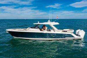 2022 Tiara Yachts 43 LS thumbnail 3