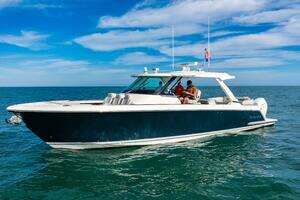 2022 Tiara Yachts 43 LS thumbnail 5