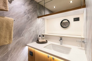 2014 Oyster Yachts Oyster 825 thumbnail 42
