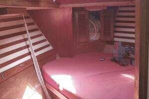 1982 Endeavour 43 CC thumbnail 3