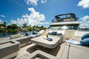 2015 Monte Carlo Yachts MCY86 thumbnail 17
