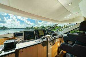 2015 Monte Carlo Yachts MCY86 thumbnail 52