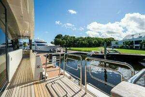 2015 Monte Carlo Yachts MCY86 thumbnail 26
