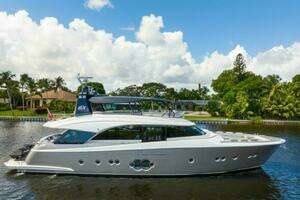 2015 Monte Carlo Yachts MCY86 thumbnail 2