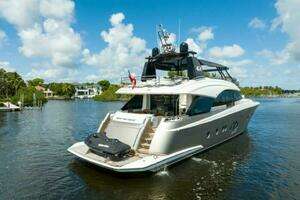 2015 Monte Carlo Yachts MCY86 thumbnail 3