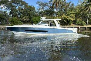  2016 Boston Whaler 420 Outrage Yacht For Sale in Fort Lauderdale FL