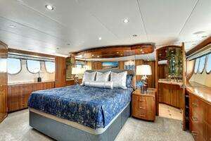 2005 Hatteras thumbnail 23