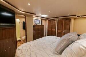 2006 Viking 74 Enclosed Bridge thumbnail 28