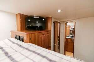2006 Viking 74 Enclosed Bridge thumbnail 32