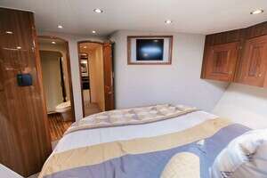 2006 Viking 74 Enclosed Bridge thumbnail 9