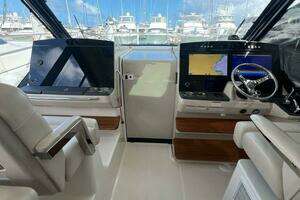 2022 Boston Whaler Conquest 405 thumbnail 10