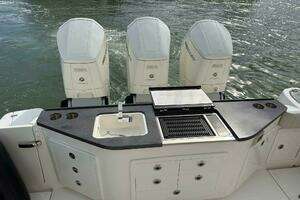 2022 Boston Whaler Conquest 405 thumbnail 9