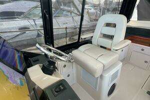 2022 Boston Whaler Conquest 405 thumbnail 12